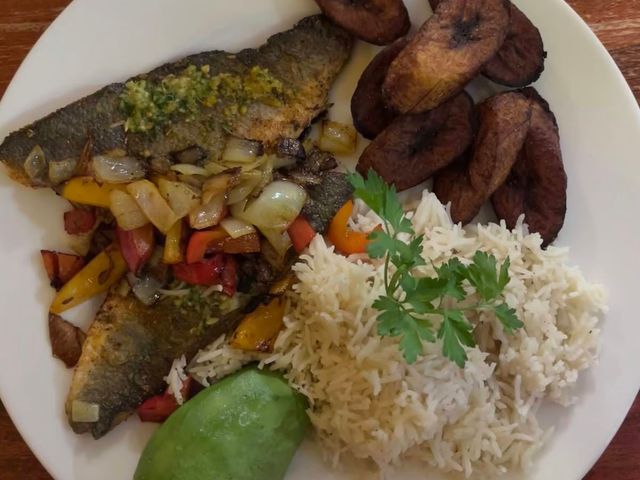 Fried hake with plantain, rice and avocado